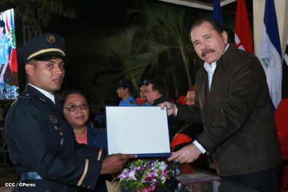Daniel y Rosario presiden graduación de nuevos miembros de la Policía Nacional