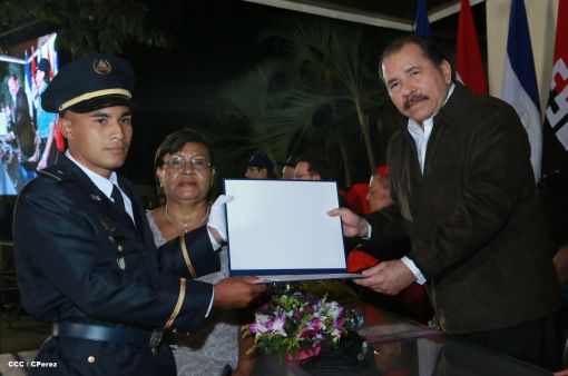 Daniel y Rosario presiden graduación de nuevos miembros de la Policía Nacional