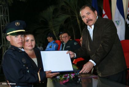 Daniel y Rosario presiden graduación de nuevos miembros de la Policía Nacional