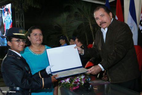 Daniel y Rosario presiden graduación de nuevos miembros de la Policía Nacional