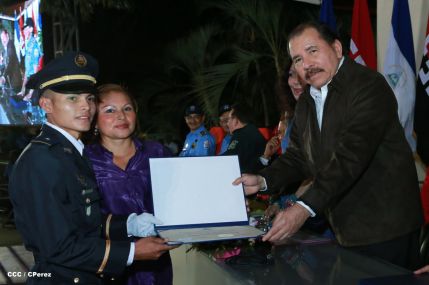 Daniel y Rosario presiden graduación de nuevos miembros de la Policía Nacional