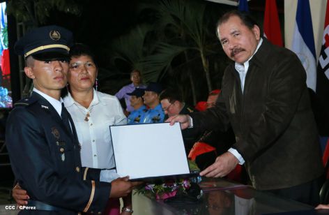 Daniel y Rosario presiden graduación de nuevos miembros de la Policía Nacional