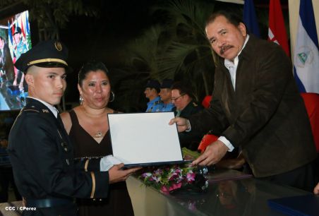 Daniel y Rosario presiden graduación de nuevos miembros de la Policía Nacional