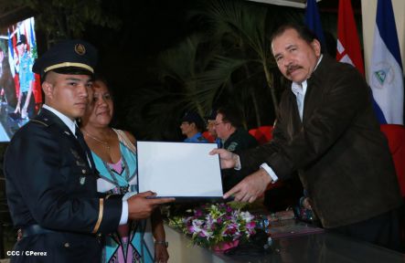 Daniel y Rosario presiden graduación de nuevos miembros de la Policía Nacional