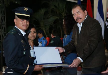 Daniel y Rosario presiden graduación de nuevos miembros de la Policía Nacional