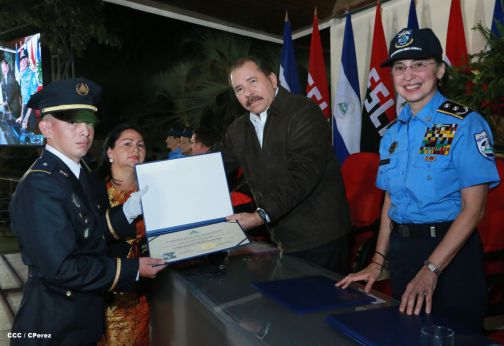 Daniel y Rosario presiden graduación de nuevos miembros de la Policía Nacional
