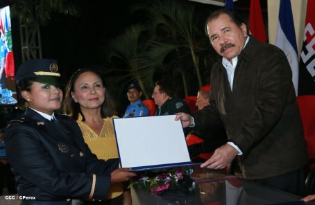 Daniel y Rosario presiden graduación de nuevos miembros de la Policía Nacional