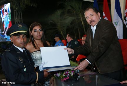 Daniel y Rosario presiden graduación de nuevos miembros de la Policía Nacional