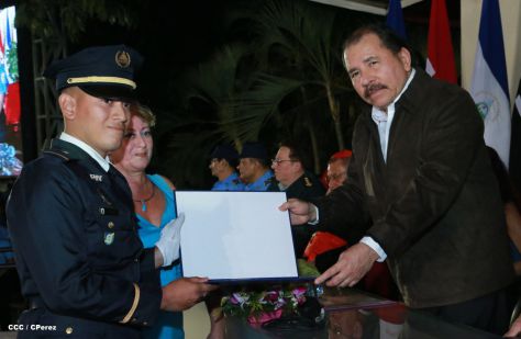 Daniel y Rosario presiden graduación de nuevos miembros de la Policía Nacional