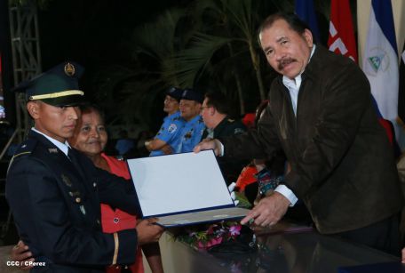 Daniel y Rosario presiden graduación de nuevos miembros de la Policía Nacional