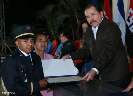 Daniel y Rosario presiden graduación de nuevos miembros de la Policía Nacional