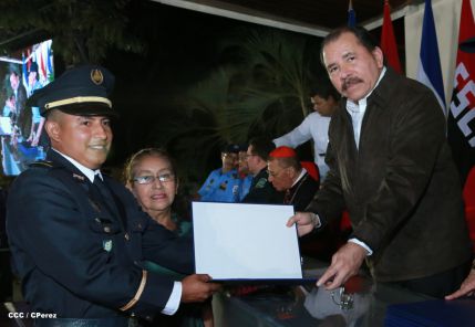 Daniel y Rosario presiden graduación de nuevos miembros de la Policía Nacional