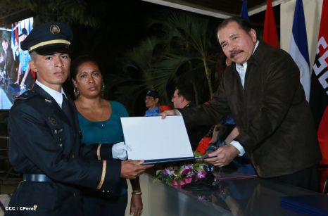 Daniel y Rosario presiden graduación de nuevos miembros de la Policía Nacional