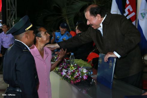 Daniel y Rosario presiden graduación de nuevos miembros de la Policía Nacional