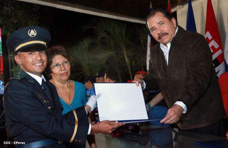 Daniel y Rosario presiden graduación de nuevos miembros de la Policía Nacional