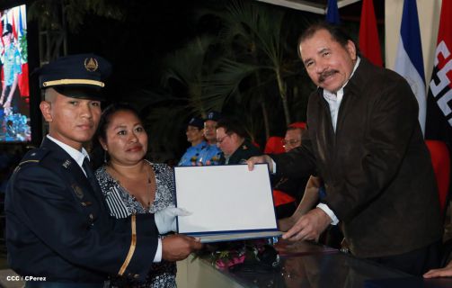 Daniel y Rosario presiden graduación de nuevos miembros de la Policía Nacional
