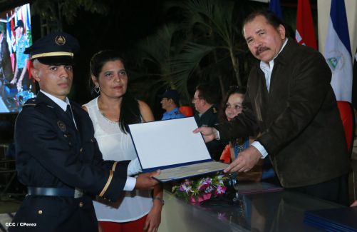 Daniel y Rosario presiden graduación de nuevos miembros de la Policía Nacional