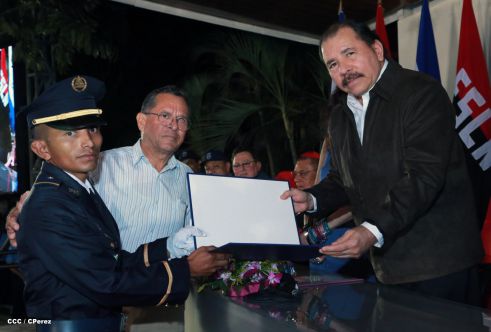 Daniel y Rosario presiden graduación de nuevos miembros de la Policía Nacional