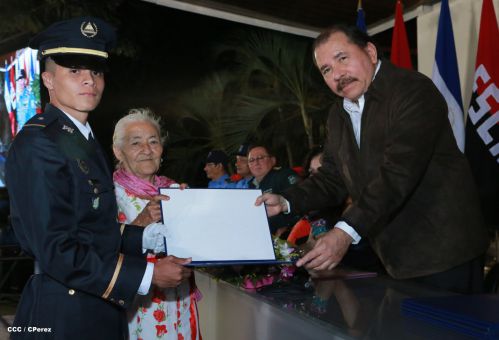 Daniel y Rosario presiden graduación de nuevos miembros de la Policía Nacional
