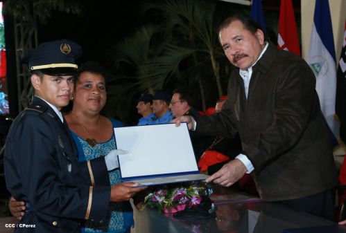 Daniel y Rosario presiden graduación de nuevos miembros de la Policía Nacional