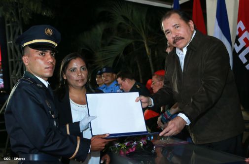 Daniel y Rosario presiden graduación de nuevos miembros de la Policía Nacional