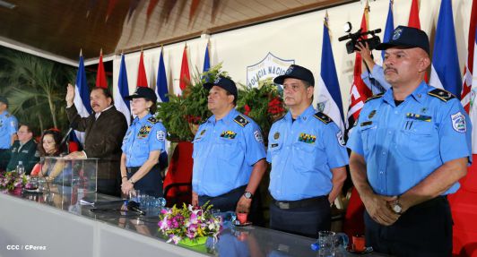 Daniel y Rosario presiden graduación de nuevos miembros de la Policía Nacional