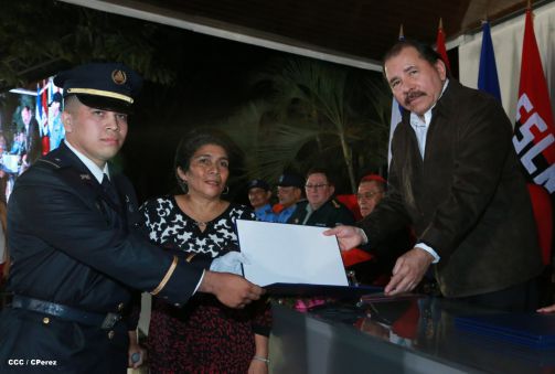 Daniel y Rosario presiden graduación de nuevos miembros de la Policía Nacional