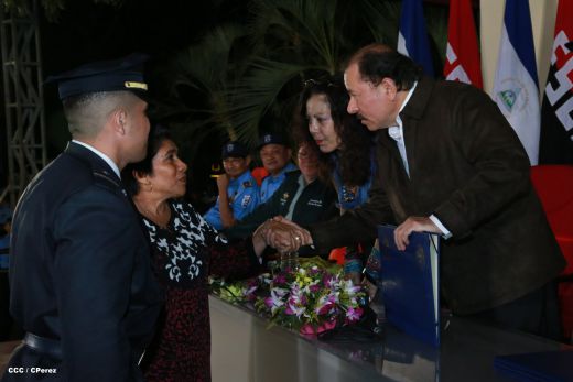 Daniel y Rosario presiden graduación de nuevos miembros de la Policía Nacional