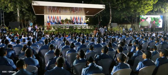 Daniel y Rosario presiden graduación de nuevos miembros de la Policía Nacional