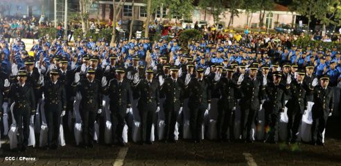 Daniel y Rosario presiden graduación de nuevos miembros de la Policía Nacional