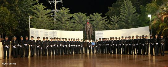 Daniel y Rosario presiden graduación de nuevos miembros de la Policía Nacional