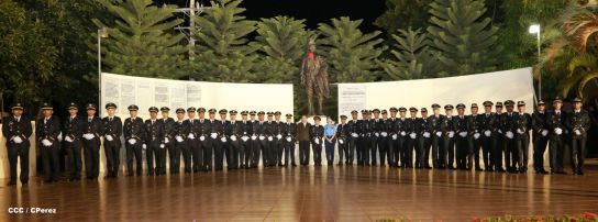 Daniel y Rosario presiden graduación de nuevos miembros de la Policía Nacional