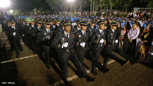 Daniel y Rosario presiden graduación de nuevos miembros de la Policía Nacional
