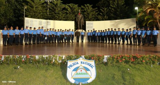 Daniel y Rosario presiden graduación de nuevos miembros de la Policía Nacional