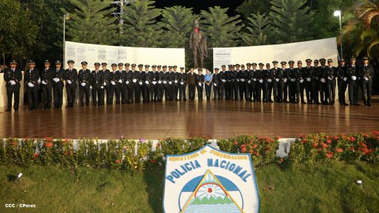 Daniel y Rosario presiden graduación de nuevos miembros de la Policía Nacional