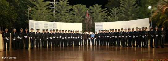 Daniel y Rosario presiden graduación de nuevos miembros de la Policía Nacional