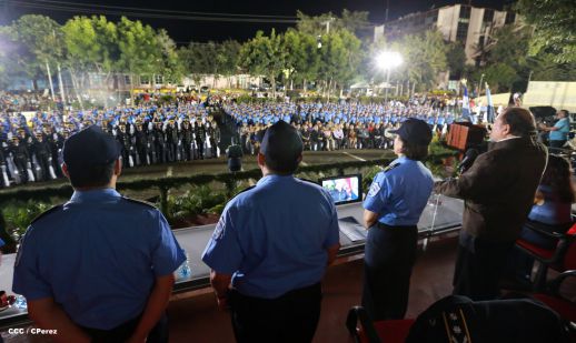Daniel y Rosario presiden graduación de nuevos miembros de la Policía Nacional