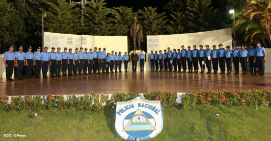 Daniel y Rosario presiden graduación de nuevos miembros de la Policía Nacional