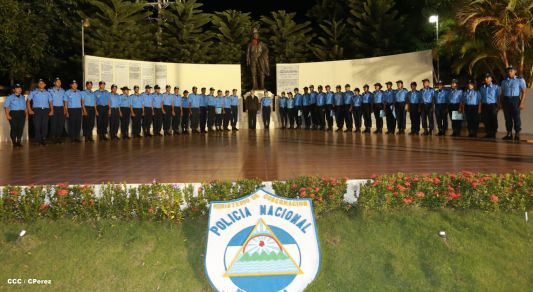 Daniel y Rosario presiden graduación de nuevos miembros de la Policía Nacional