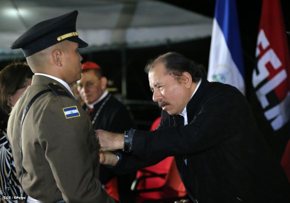 Daniel y Rosario presiden graduación de cadetes del Ejército