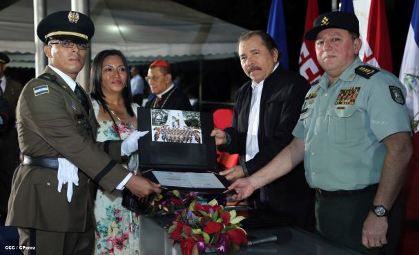 Daniel y Rosario presiden graduación de cadetes del Ejército