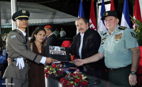 Daniel y Rosario presiden graduación de cadetes del Ejército