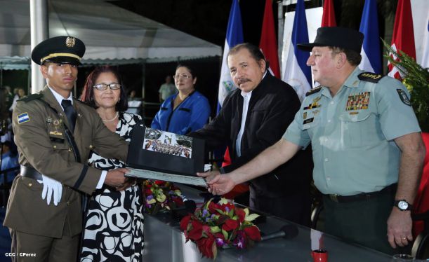 Daniel y Rosario presiden graduación de cadetes del Ejército