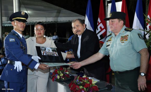 Daniel y Rosario presiden graduación de cadetes del Ejército