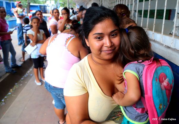 Padres de familia acuden a centros educativos en inicio de matrículas 2015