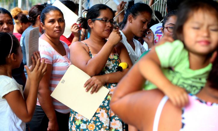 Padres de familia acuden a centros educativos en inicio de matrículas 2015