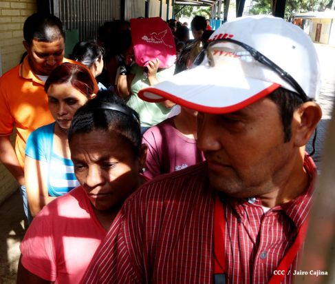 Padres de familia acuden a centros educativos en inicio de matrículas 2015