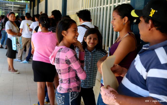 Padres de familia acuden a centros educativos en inicio de matrículas 2015