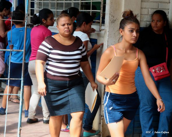 Padres de familia acuden a centros educativos en inicio de matrículas 2015