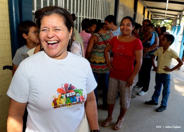 Padres de familia acuden a centros educativos en inicio de matrículas 2015